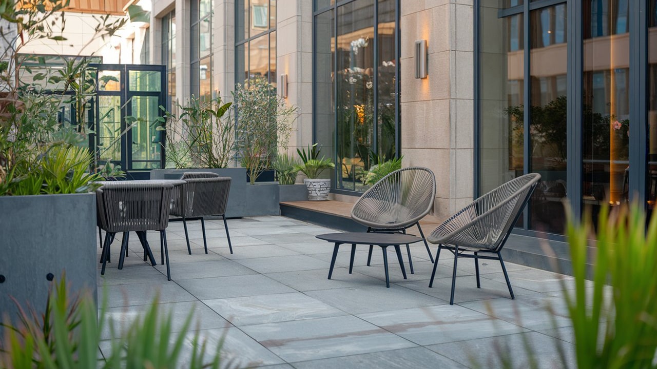 Terrasse carrelage aspect pierre grise