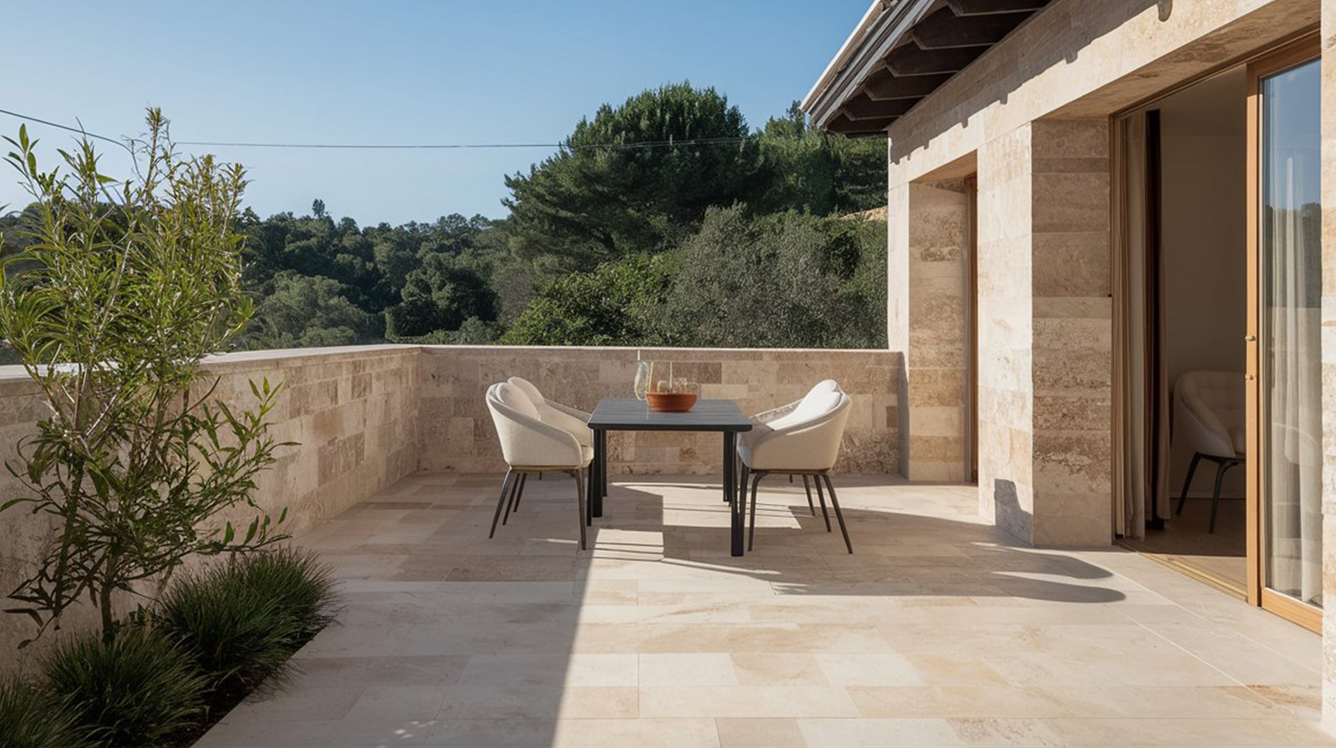 Terrasse en travertin chaleureuse