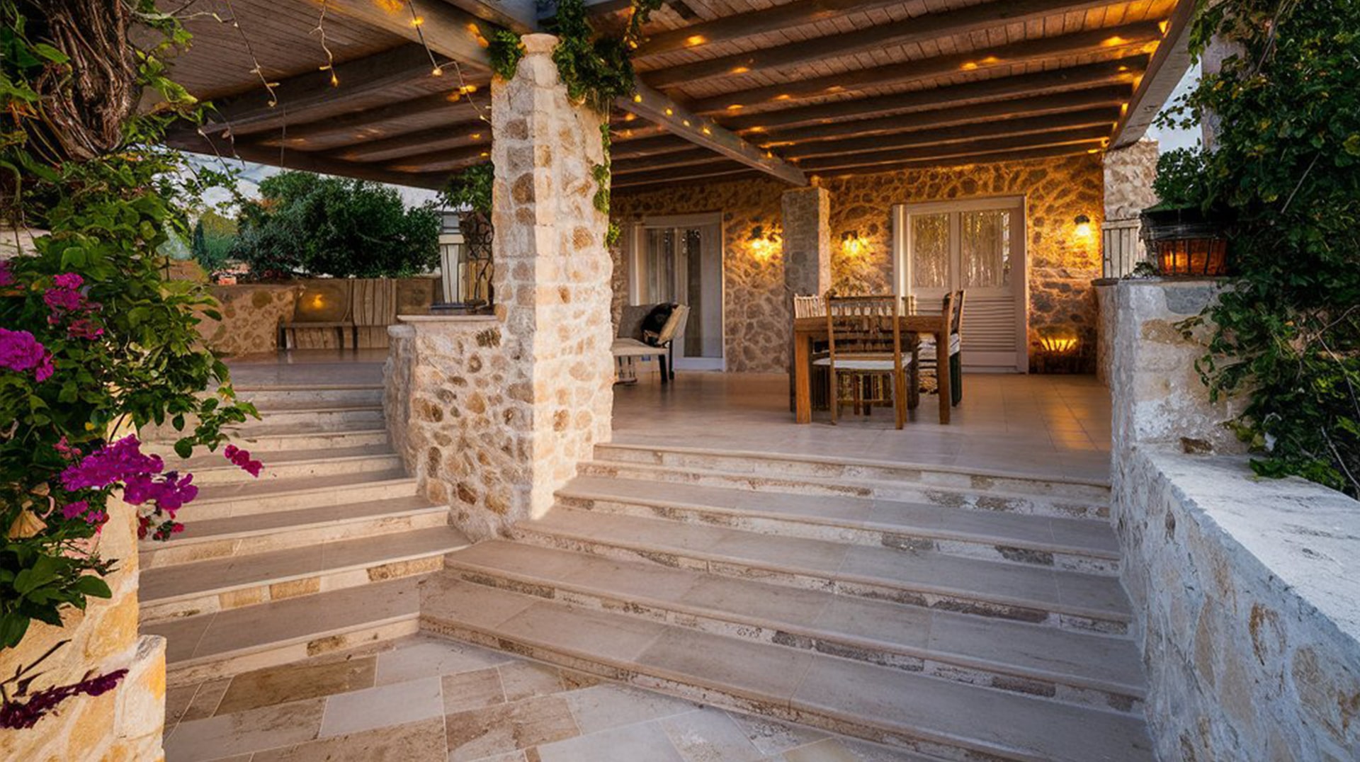 terrasse en travertin beige veilli